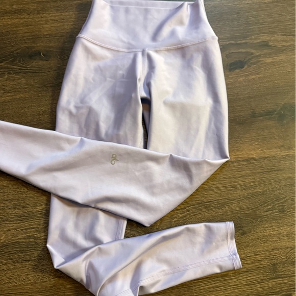 ALO Yoga Airlift High-Waist Leggings in Lilac Skies - Picture 2 of 5